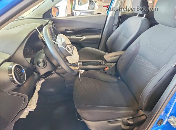 3N1CP5CV7PL537722 2023 NISSAN KICKS Синий Вид салона спереди