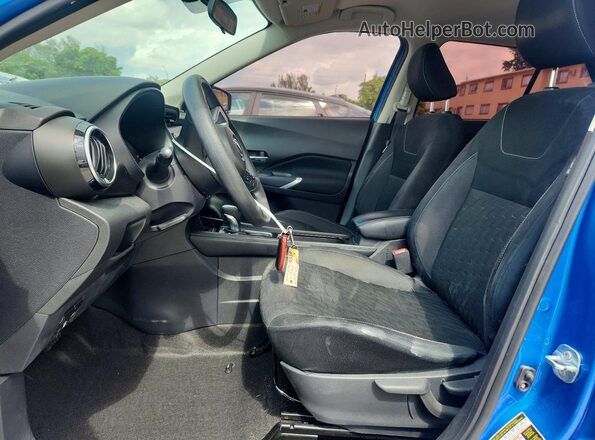 3N1CP5CV9RL498621 2024 NISSAN KICKS Синий Вид салона спереди