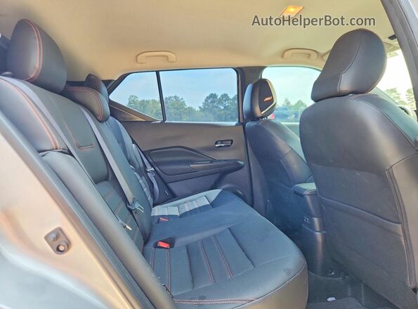 3N1CP5DV0LL542429 2020 NISSAN KICKS Серебряный Вид задней части салона