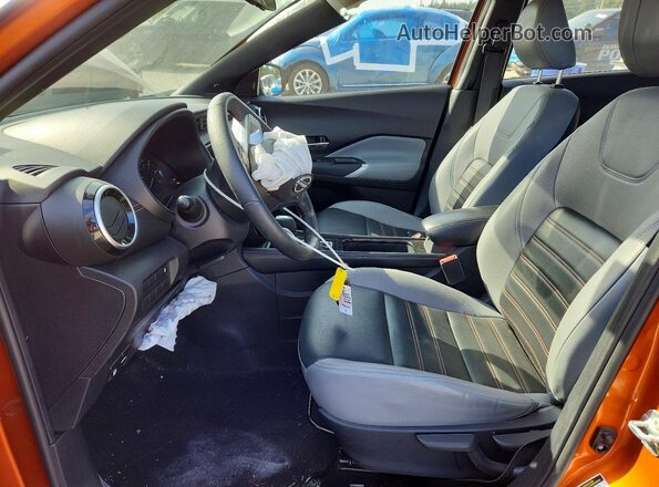 3N1CP5DV1PL498253 2023 NISSAN KICKS Оранжевый Вид салона спереди