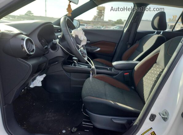 3N1CP5DV1RL527558 2024 NISSAN KICKS Белый Вид салона спереди
