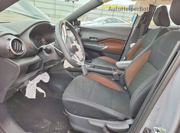 3N1CP5DV2PL489383 2023 NISSAN KICKS Серый Вид салона спереди