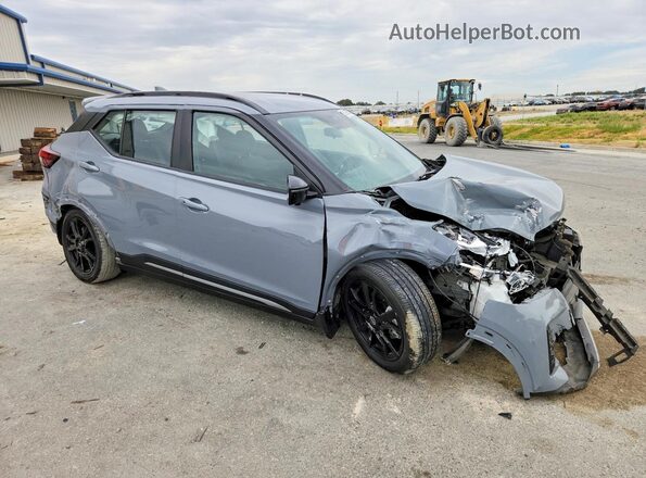 3N1CP5DV2PL489383 2023 NISSAN KICKS Серый Передняя правая четверть