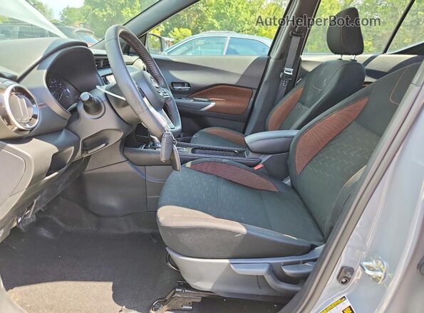 3N1CP5DV6RL519455 2024 NISSAN KICKS Silver Widok wnętrza z przodu