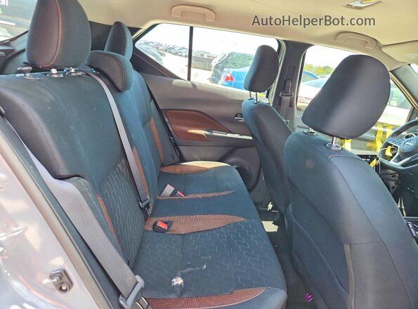 3N1CP5DV6RL519455 2024 NISSAN KICKS Silver Widok wnętrza z tyłu