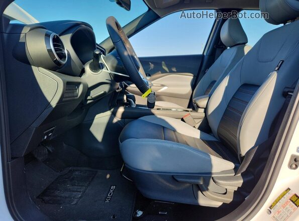 3N1CP5DV6RL565271 2024 NISSAN KICKS White Widok wnętrza z przodu