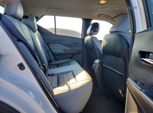 3N1CP5DV6RL565271 2024 NISSAN KICKS White Widok wnętrza z tyłu