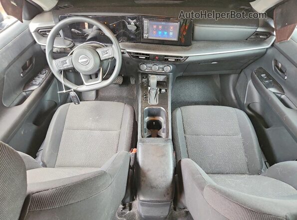 3N8AP6BB6SL349028 2025 NISSAN KICKS Gray Widok deski rozdzielczej