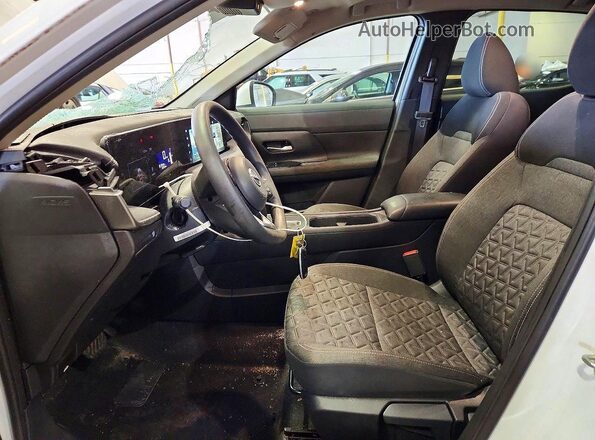 3N8AP6CA2SL365510 2025 NISSAN KICKS White Vista interior delantera