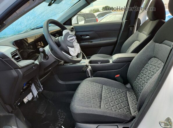 3N8AP6CA3SL423804 2025 NISSAN KICKS White Вид салону спереду