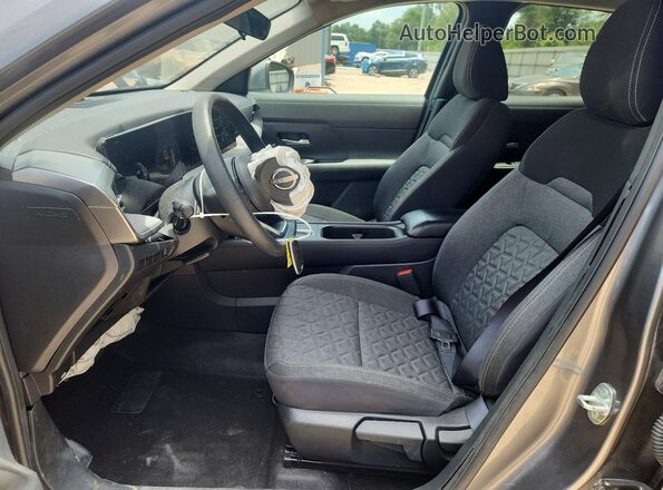 3N8AP6CA8SL333659 2025 NISSAN KICKS Charcoal Front interior view