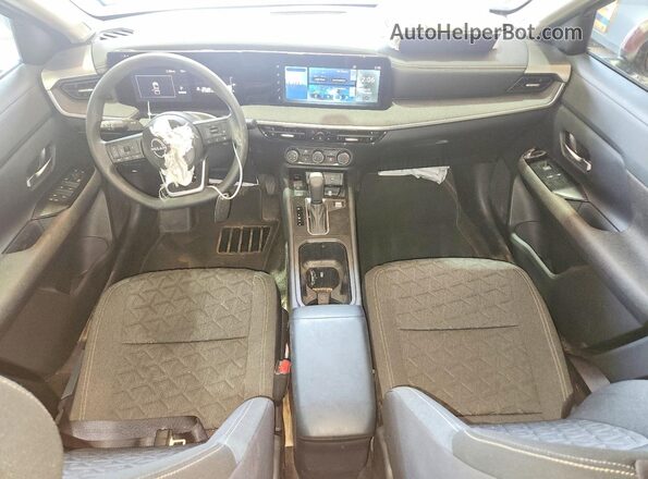 3N8AP6CAXSL359549 2025 NISSAN KICKS Red Vista del salpicadero