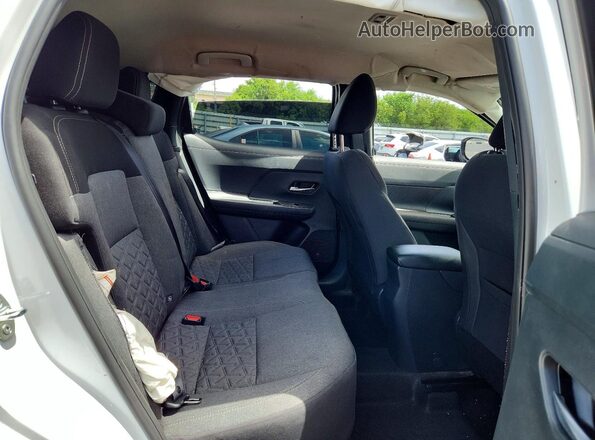 3N8AP6CAXSL437523 2025 NISSAN KICKS White Widok wnętrza z tyłu