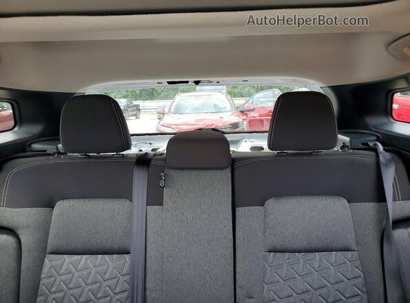 3N8AP6CB3TL372301 2026 NISSAN KICKS White Vista de los asientos traseros
