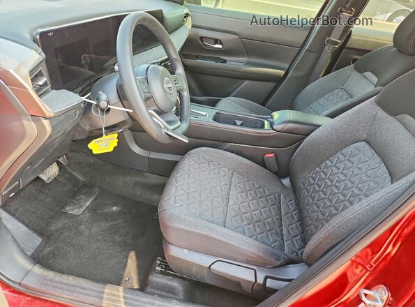 3N8AP6CB5SL302717 2025 NISSAN KICKS Красный Вид салона спереди
