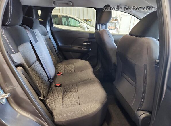 3N8AP6CB7TL366307 2026 NISSAN KICKS Gray Vista de los asientos traseros