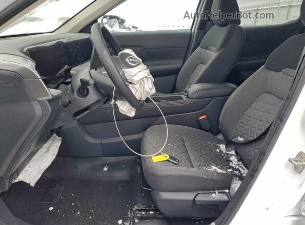 3N8AP6CBXSL426711 2025 NISSAN KICKS White Вид салону спереду