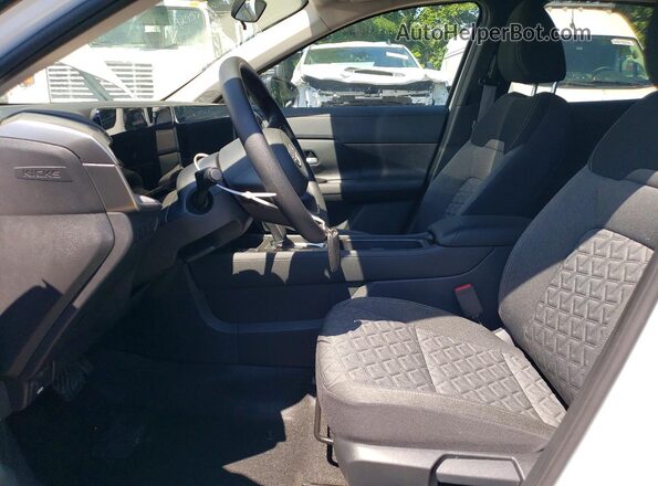 3N8AP6CBXTL308501 2026 NISSAN KICKS White Widok wnętrza z przodu