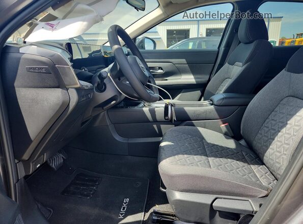 3N8AP6CE7TL408128 2026 NISSAN KICKS Charcoal Widok wnętrza z przodu