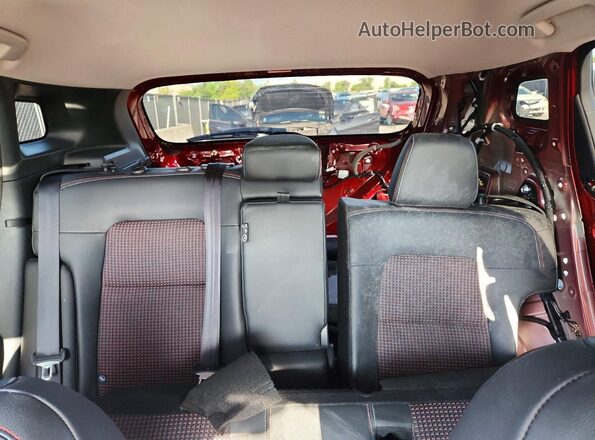 3N8AP6DA4SL382775 2025 NISSAN KICKS Red Vista de los asientos traseros