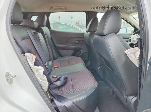 3N8AP6DAXSL409445 2025 NISSAN KICKS White Widok wnętrza z tyłu