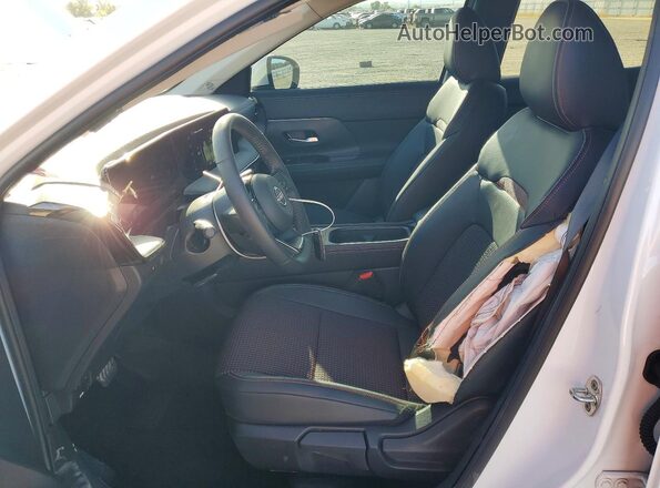 3N8AP6DB0SL350074 2025 NISSAN KICKS White Front interior view