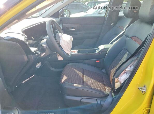 3N8AP6DC4TL371178 2026 NISSAN KICKS Yellow Vista interior delantera