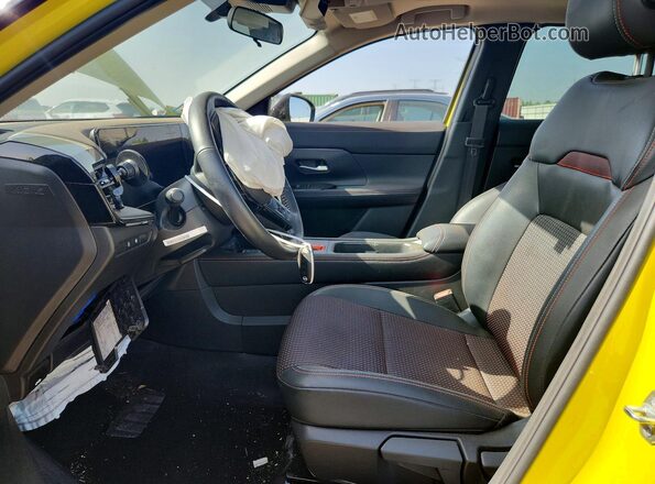 3N8AP6DD0SL436390 2025 NISSAN KICKS Yellow Widok wnętrza z przodu