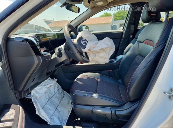 3N8AP6DD2SL412706 2025 NISSAN KICKS White Widok wnętrza z przodu
