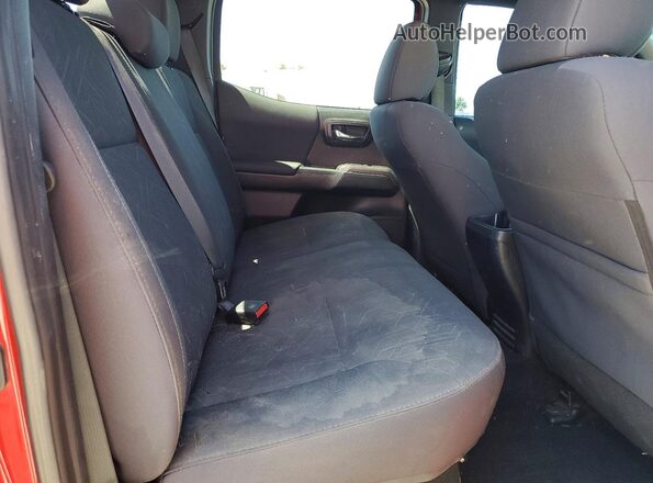 3TMAZ5CN1HM041602 2017 TOYOTA TACOMA Red Հետևի նստատեղերի տեսք