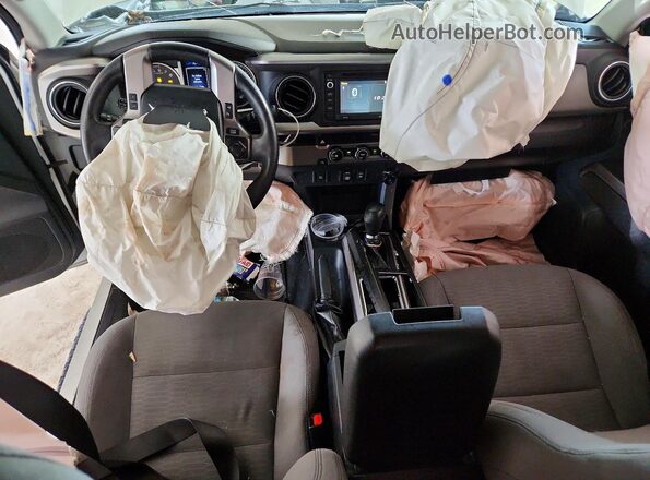 3TMAZ5CN7JM057115 2018 TOYOTA TACOMA White Вид панелі приладів