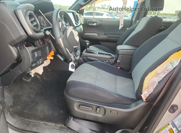 3TMAZ5CN8MM153467 2021 TOYOTA TACOMA Silver Widok wnętrza z przodu