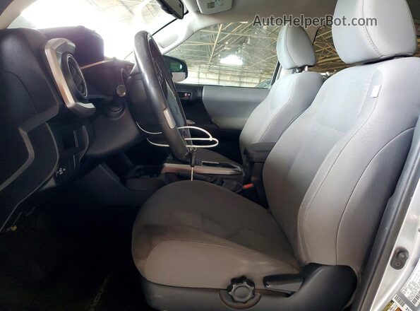 3TMAZ5CN9HM035899 2017 TOYOTA TACOMA Серебряный Вид салона спереди