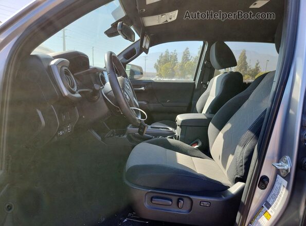 3TMBZ5DNXMM031664 2021 TOYOTA TACOMA Серебряный Вид салона спереди
