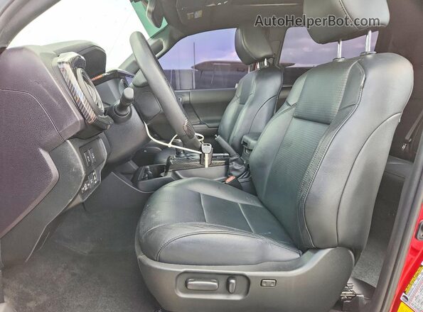 3TMCZ5AN0PM588919 2023 TOYOTA TACOMA Красный Вид салона спереди
