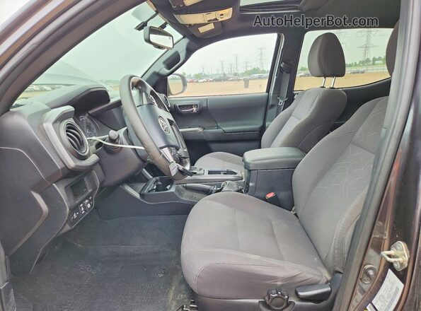 3TMCZ5AN1HM100188 2017 TOYOTA TACOMA Серый Вид салона спереди
