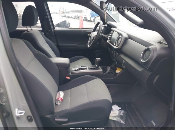 3TMCZ5AN1PM556738 2023 TOYOTA TACOMA Зеленый Вид салона спереди