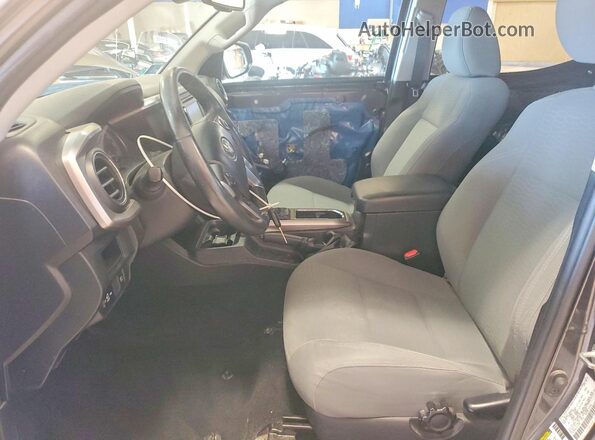 3TMCZ5AN2JM181840 2018 TOYOTA TACOMA Серый Вид салона спереди