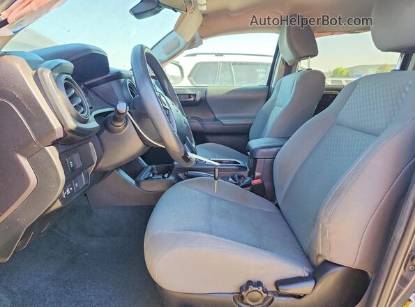 3TMCZ5AN2PM563357 2023 TOYOTA TACOMA Серый Вид салона спереди