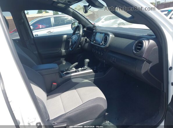 3TMCZ5AN2PM575623 2023 TOYOTA TACOMA White Vista interior delantera