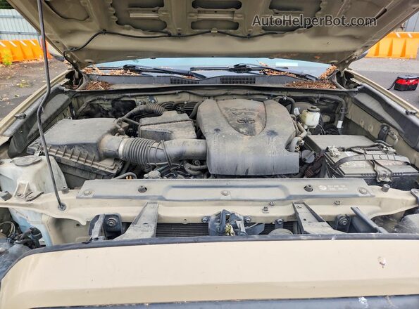 3TMCZ5AN5JM130932 2018 TOYOTA TACOMA Beige Widok komory silnika