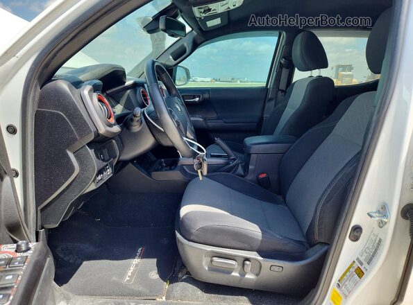 3TMCZ5AN5PM554345 2023 TOYOTA TACOMA White Вид салону спереду
