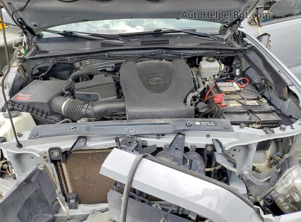 3TMCZ5AN7JM161552 2018 TOYOTA TACOMA Silver Widok wnętrza z tyłu