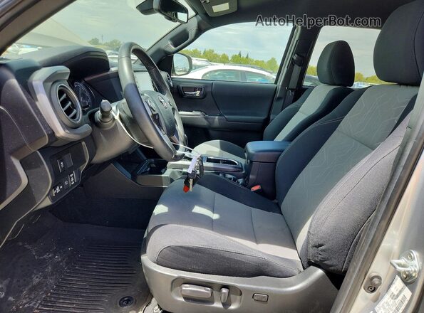 3TMCZ5AN7PM552368 2023 TOYOTA TACOMA Серебряный Вид салона спереди