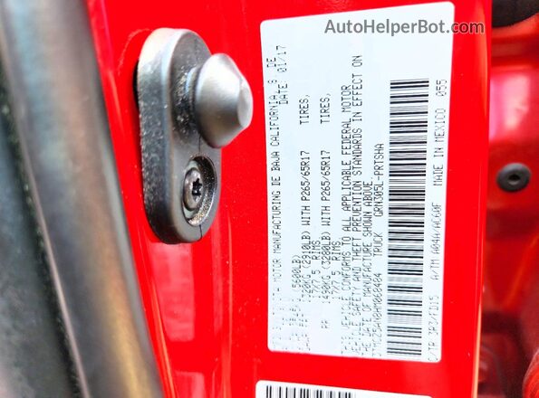 3TMCZ5AN8HM068484 2017 TOYOTA TACOMA Red ძრავის განყოფილების ხედი