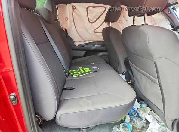 3TMCZ5AN8HM068484 2017 TOYOTA TACOMA Red უკანა სავარძლების ხედი