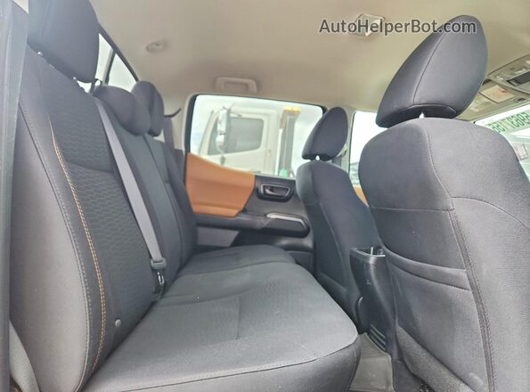 3TMCZ5AN8HM084992 2017 TOYOTA TACOMA Silver Вид задніх сидінь