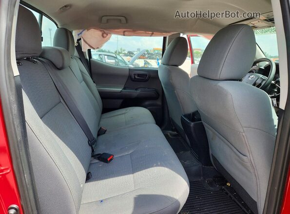 3TMCZ5AN8HM086676 2017 TOYOTA TACOMA Red Vista de los asientos traseros