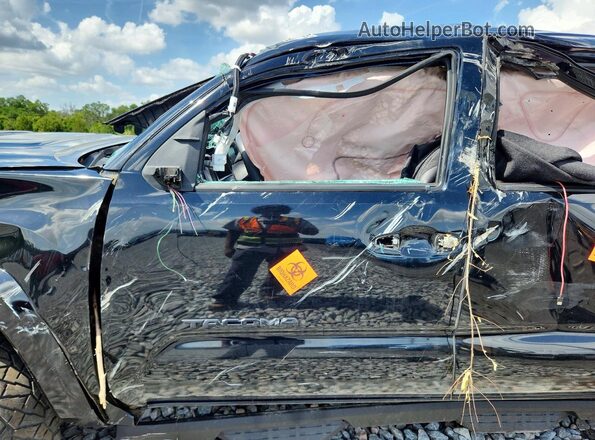 3TMCZ5AN8NM455936 2022 TOYOTA TACOMA Черный Вид салона спереди