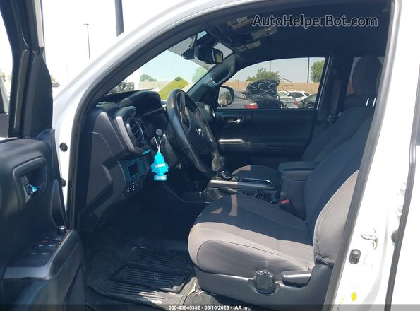 3TMCZ5ANXJM173274 2018 TOYOTA TACOMA White Вид салону спереду